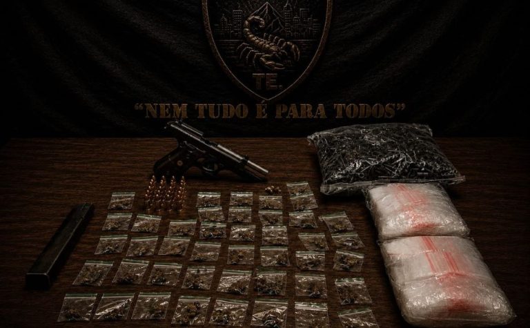 Casal de moto é abordado e polícia descobre drogas e arma em Vitória