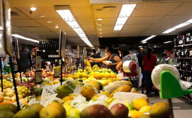 Empresários do setor de supermercados divididos sobre reabertura aos domingos no ES