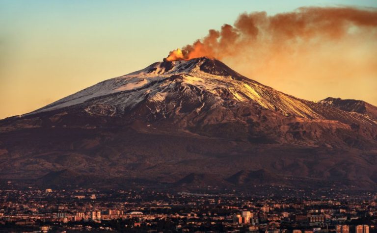 Erupção do vulcão Etna provoca suspensão de voos em aeroporto da Sicília, na Itália