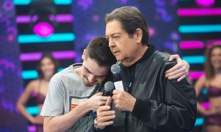 Faustão homenageia o filho, João Silva, na TV: ‘Faz o estilo dele’