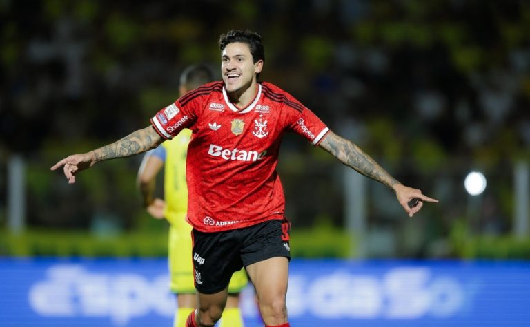 Flamengo goleia Mirassol, cola no Palmeiras e esquenta briga no Brasileiro