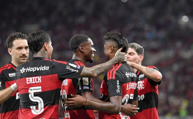 Flamengo vence o Vitória, recupera a confiança e diminui diferença para o Palmeiras