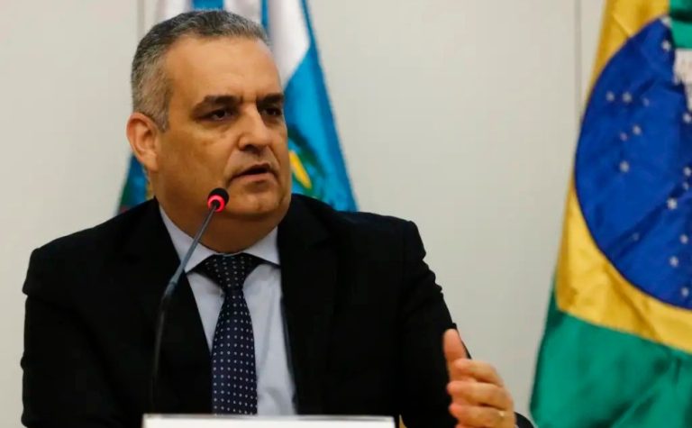 Flávio Bolsonaro anuncia Alfredo Gaspar como vice na disputa à Presidência