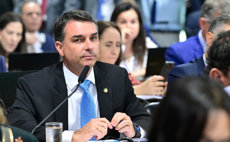 Flávio diz que vai aceitar resultado das urnas e que TSE é diferente de 2022