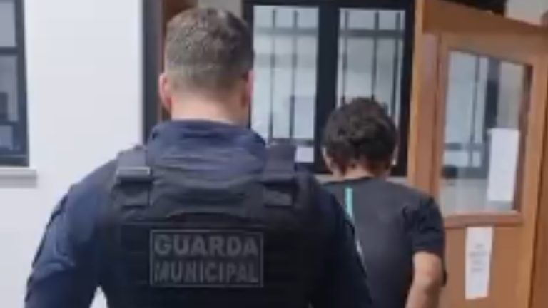 Homem de 51 anos é preso após agredir e ameaçar mãe em Vitória