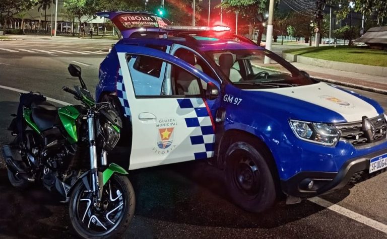 Homem é detido após ser flagrado conduzindo moto furtada em Vitória