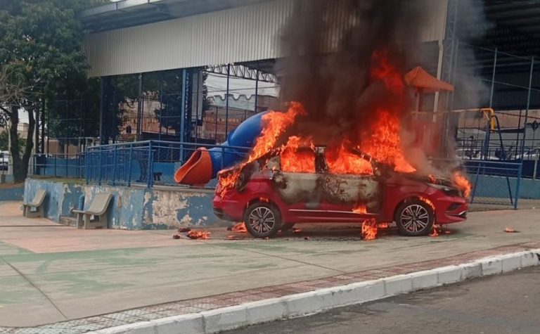 Homem é morto a tiros e tem carro incendiado em Cariacica