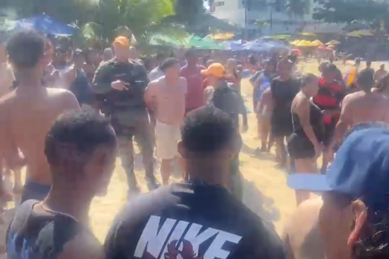 Homem tenta afogar companheira e é preso em praia de Olinda