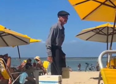 Idoso de 85 anos que vende pudim em praia recebe onda de apoio