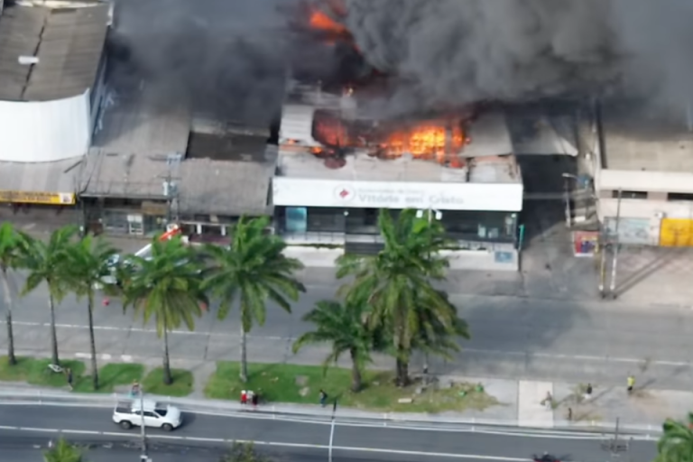 Incêndio atinge igreja na Avenida Caxangá