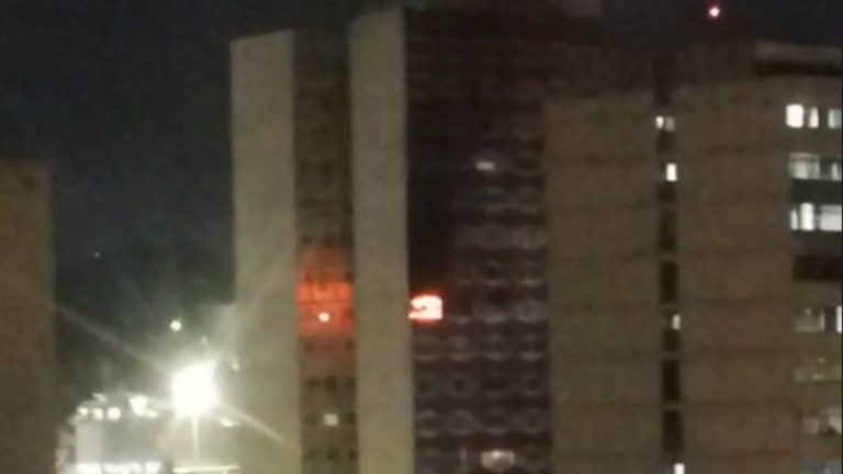 Incêndio atinge prédio e morador é resgatado em Vitória