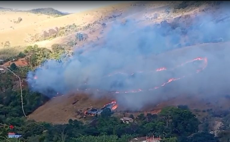 Incêndio atinge região de mata em Cariacica
