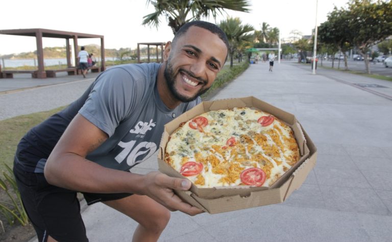 Influencer baiano distribui pizza na orla da Camburi
