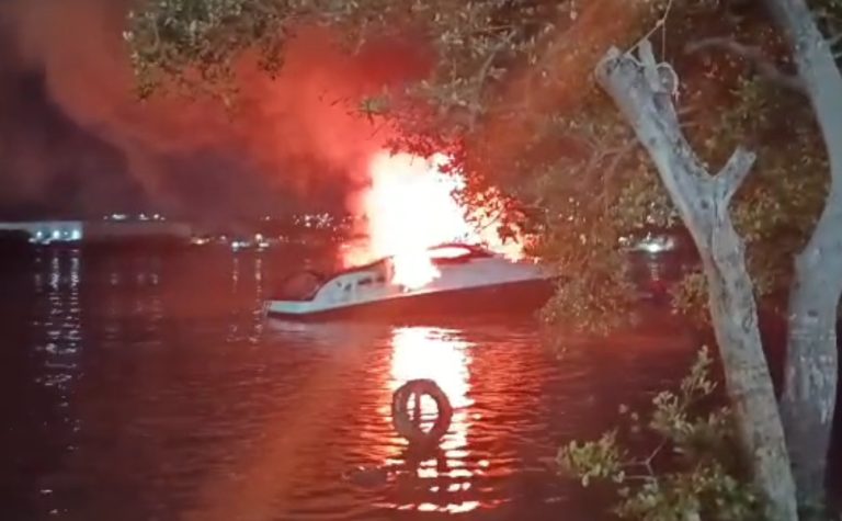 Lancha pega fogo na baía de Vitória