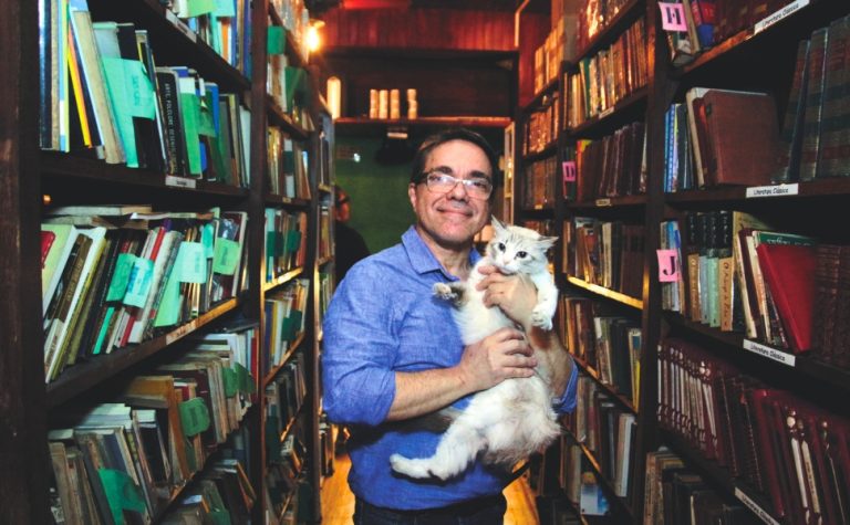 “Livraria misteriosa” no centro de Vitória reabre com mais de 40 mil livros