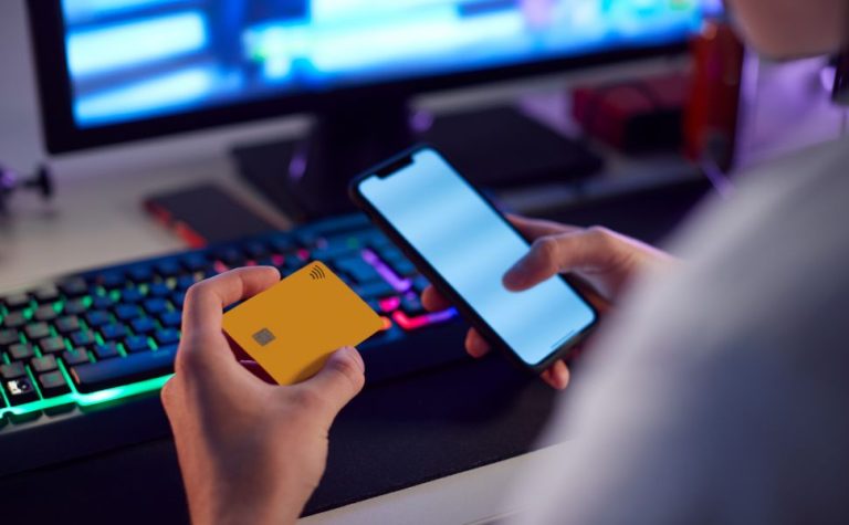 Mães endividadas apostam online em busca de renda, aponta estudo