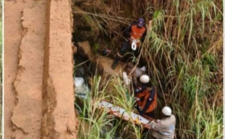Motociclista despenca 8 metros de ponte na zona rural de Alegre