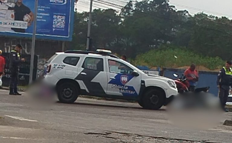 Motorista de aplicativo e passageira morrem após veículo bater em árvore em Vitória