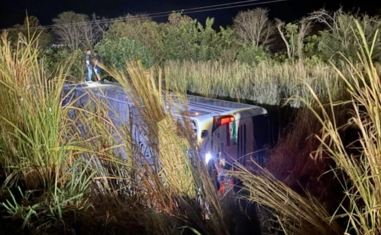 Motorista morre após ônibus que transportava estudantes tombar no Noroeste do ES
