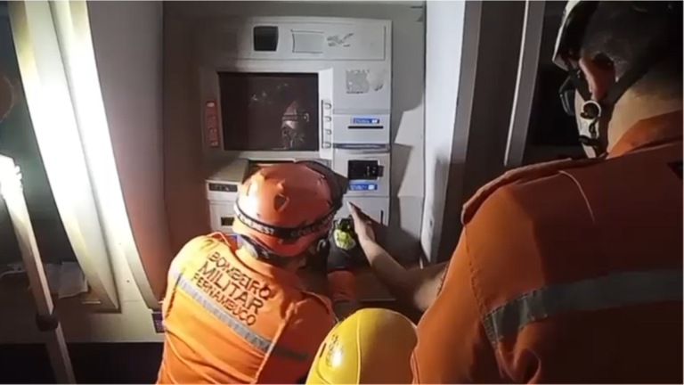 Mulher tem dedo preso em caixa eletrônico e é resgatada pelos bombeiros no Recife