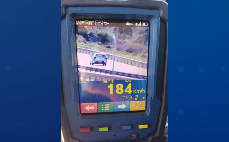 PRF flagra veículo a 180 km/h em trecho com limite de 80 km/h na BR-101, na Serra