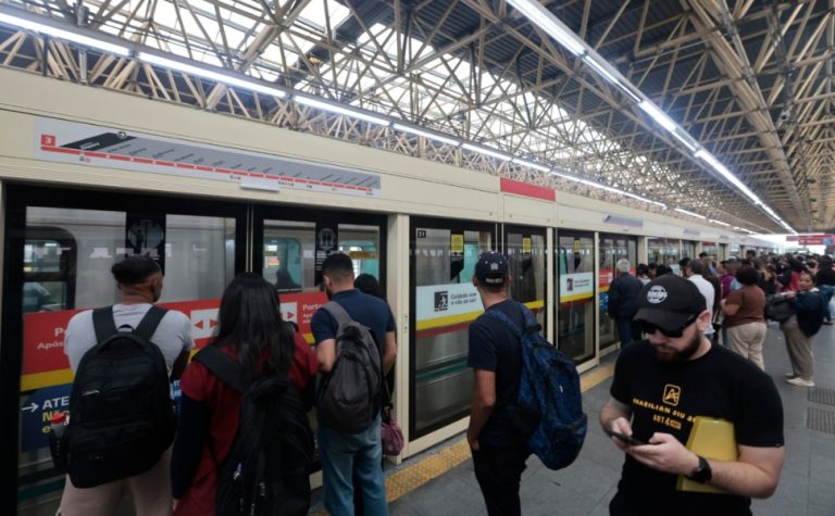 Passageiros enfrentam lotação e trânsito trava vias durante greve de trens em SP