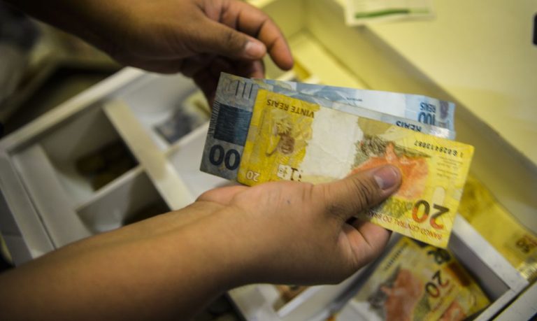 5º dia útil de agosto cai nesta quinta; veja o que acontece se pagamento atrasar