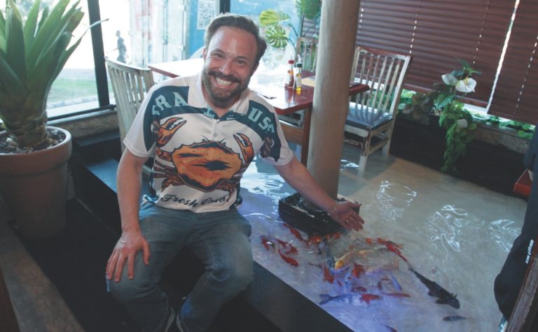 Restaurante em Vila Velha cria espaço onde clientes comem cercados por carpas