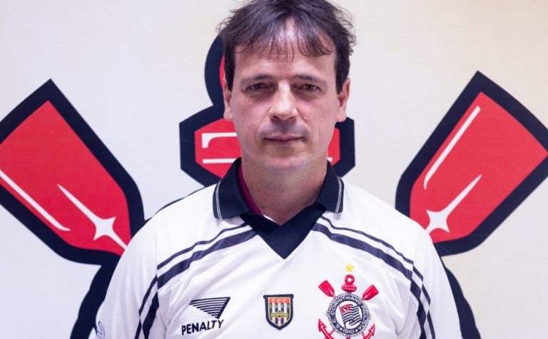 STJD denuncia Diniz, que pode pegar três jogos de gancho no Corinthians