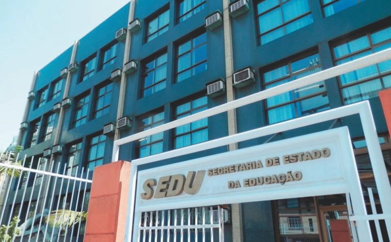 Secretaria de Educação investiga 12 servidores por uso de diploma falso no ES