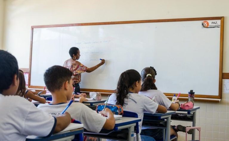 Serra abre processo seletivo para professores com salários de até R$ 4,9 mil