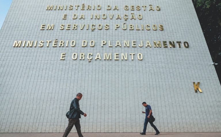 Servidores federais exigem criação de auxílio para aposentados