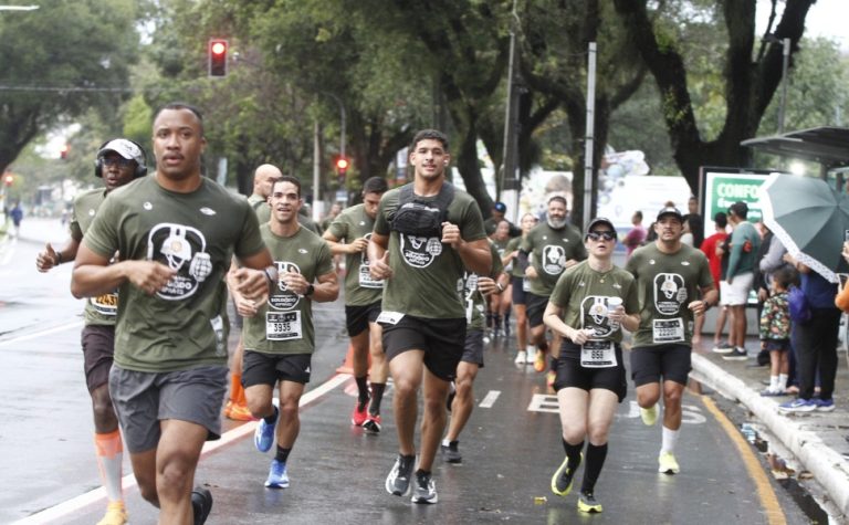 Sob chuva, Corrida do Soldado reúne 3 mil pessoas em Vitória