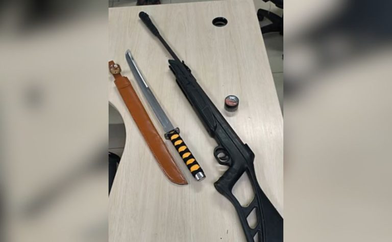 Suspeito é preso com espada samurai após agredir companheira em Cariacica