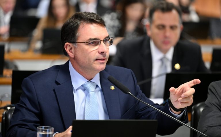 Flávio Bolsonaro tem filiação ao PL retomada pelo TSE