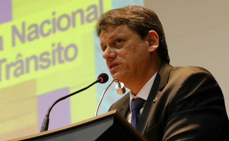 Tarcísio declara R$ 2,7 milhões em bens ao registrar candidatura à reeleição em SP