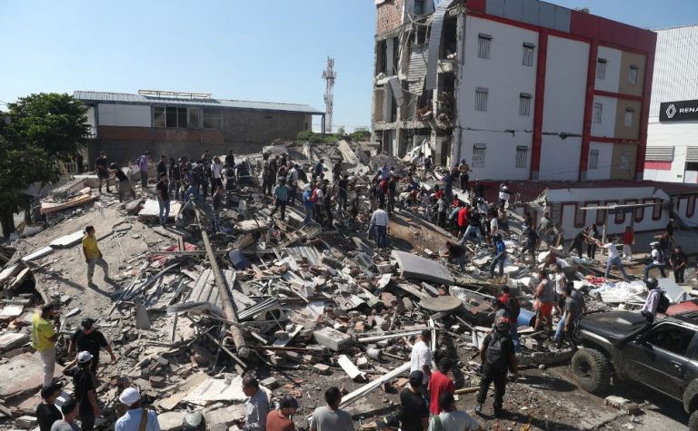 Terremoto de grande magnitude na Colômbia derruba prédios e mata dezenas