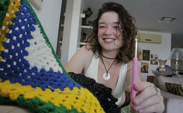 Tradição do crochê atravessa gerações e atrai os mais jovens