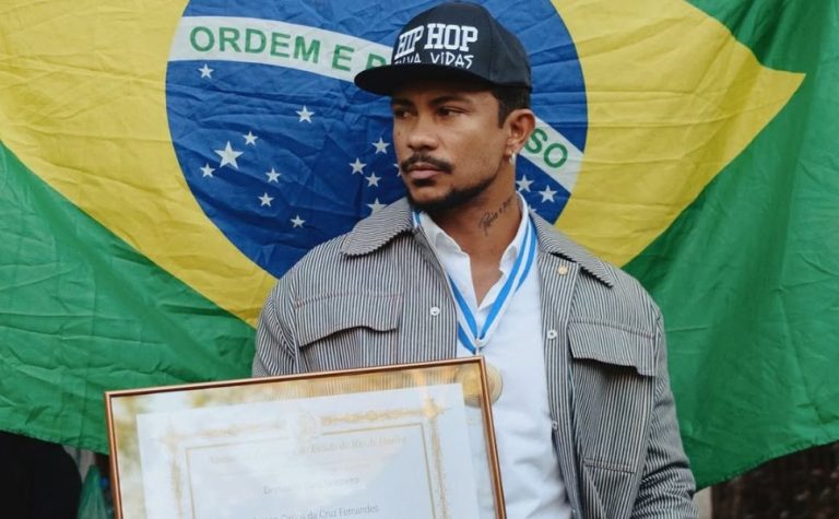Xamã comemora convite para dar aulas na Uerj