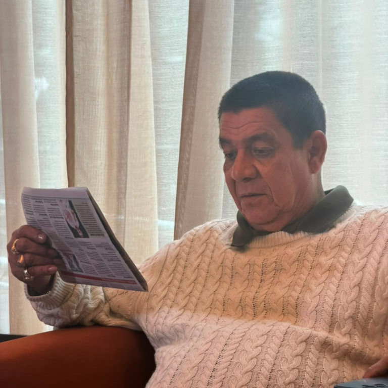 Zeca Pagodinho lê A Tribuna antes de show na Prainha
